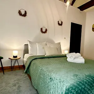Luxury By Rikas Apartment